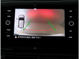 バックカメラ トラフィックアラートで苦手な駐車も楽々できます.