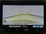 【バックカメラ】運転が苦手な方も車庫入れラクラクです!ギアをリバースに入れれば自動的に切り換わりますので、面倒な操作は不要です♪狭い駐車場もお車を傷つけず安心ですね!