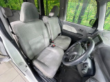 運転席まわりには十分なスペースがあり、大柄な方でもゆったり運転していただける環境です。