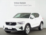 2026年3月登録の、ボルボXC40 エッセンシャル B3 セレクションです。 ボディカラーはクリスタルホワイトプレミアムメタリックで、シートは、テキスタイルコンビネーションの、グレーです。