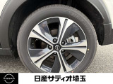 スポーティさを感じさせる純正アルミホイール