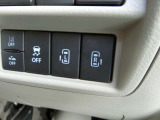 後席のスライドドアは運転席から指一本で開閉可能です。さらに外からは足で開閉できるオートハンズフリースライドドア付きなので両手がふさがっていても大丈夫です。