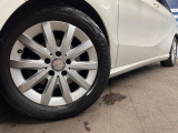 ●純正16インチアルミホイール:輸入車ならではの卓越した走りを支えるホイールと足回りです!日本車の走りに慣れている方にもぜひ体感して頂きたいほど、高いレベルでまとまっています!
