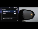 隣車線を走る車両をレーダーで検知し、ドアミラーでは確認しにくい後側方エリアに存在する車両に加え、急接近してくる車両も検知します。車両を検知するとドアミラーに搭載されたLEDインジケーターが点灯します。