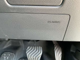 運転席前にニーエアバックを装備しています。