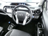 【運転席まわり】・・・ハンドルやシートなども隅々までクリーニング済み。キレイな車内でドライブがより一層快適にお楽しみいただけると思います。