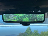 【スマートリヤビューミラー】後席の大きな荷物や同乗者で後方が確認しづらい時でも安心!カメラが撮影した車両後方の映像をルームミラー内に表示。クリアな視界で状況の確認が可能です!