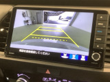 リバースギアに入れるだけで後方の表示へ切り替わります。夜間や雨の日の駐車も楽になりますよ。