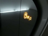 隣車線を走る車両をレーダーで検知し、ドアミラーでは確認しにくい後側方エリアに存在する車両に加え、急接近してくる車両も検知します。車両を検知するとドアミラーに搭載されたLEDインジケーターが点灯します。