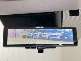 【インテリジェント ルームミラー】車両後方のカメラ映像をミラー面に映し出すので、車内の状況や、天候などに影響されずいつでもクリアな後方視界が得られます!