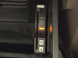 【ETC】有料道路を利用する際に料金所で停止することなく通過できる、ETC車載器(ノンストップ自動料金収受システム機器)が装備されています。セットアップを行うことで利用可能になります。