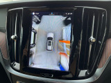 【360&deg;ビューカメラ】4台の高解像度カメラで360度の鳥瞰図を表示。隣の車や壁、死角にある障害物などを画面で確認できるため、狭いスペースでの駐車・出入りも安心です。