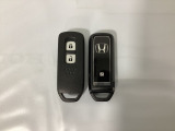 スマートキーを装備しています。鍵を差し込むことなくドアロックの開け閉めと、スタートボタン操作でのエンジンスタートができます。スペアキーも同じものを用意しております。