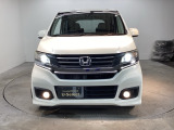 【HID】ディスチャージヘッドライトが装備されています。夜間走行時や雨の日に明るく安全に前方を照らすことが出来ます。対向車からも見えやすいので相手に接近を知らせることも出来ます。