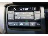 運転席と助手席の温度設定の変更が可能な左右独立タイプのデュアルエアコンです♪♪♪暑がりな人・寒がりな人も誰もが車内を快適にお過ごしいただけます♪♪♪