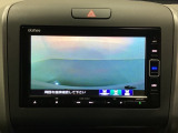 ギヤをR(バック)に入れるとナビの画面に後ろの映像が映るリアカメラ付です。後退時、コンディションが悪い視界でもカラーバックモニターがドライバーをサポートします。