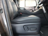 パワーシート搭載。微妙な調整が手軽にでき、ピッタリなポジションで運転することが可能です。