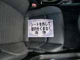 室内外はもちろん、シートを外してニオイの元となるフロアカーペットまで消臭・除菌を実施。中古車を気持ちよくお乗りいただけるクリーニングサービスです。詳細は販売店スタッフまでおたずねください。