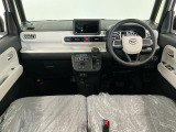 【インパネ】運転のしやすさを最優先に設計された見晴らしの良いフロントビュー。車両間隔が掴みやすく狭い道でも安心♪「安全」と「品質」を最優先に、安心してお乗りいただけるクルマを提供いたします。