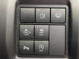 【スマートアシスト】走行中に前方の車両等を認識し、衝突しそうな時は警報とブレーキで衝突回避と被害軽減をアシスト。より安全にドライブをお楽しみいただけます。