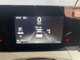 モニター式メータパネルです。回生モニター等様々な情報表示を変更できるデジタルスピードメーターとなっております。