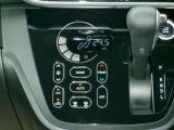 快適オートエアコン付♪設定温度をキープし車内を快適な温度に保ちます♪