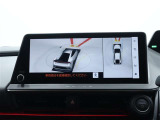 サイドクリアランスビュー表示中に、旋回時の運転操作に合わせて自動で車両を斜め後方から見たような映像を表示。