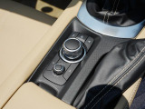 マツダコネクトを操作するコマンダーコントロールです。運転中に自然と手の触れる位置に配置されています。