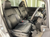 運転席は電動シート付です。細かな動きでドライバーに合わせたポジションを設定できます。