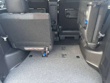 サードシートを跳ね上げると、さらに荷物が載せられます!