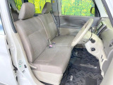 運転席まわりには十分なスペースがあり、大柄な方でもゆったり運転していただける環境です。