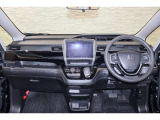 操作性に優れた運転席となります!小物入れや各ボタンの配置にこだわり、使いやすいです!座り心地もよく視認性も良好なのでロングドライブもお任せ下さい!