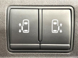 【両側パワースライドドア】スマートキーや運転席のスイッチで後席両側スライドドアの開閉が可能♪電動だから力を入れてドアを開ける必要が無く、小さなお子様でも簡単に開け閉めでき快適です♪