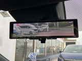 スマートルームミラーが付いております。後席に人が乗車した時や沢山の荷物を積んだ時もバックミラーの視界が遮られる事無く見えるので便利です♪