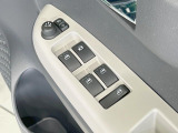 【電動格納ミラー】サイドミラーは電動格納式となっており、狭い駐車場でもキズがつくリスクを抑えられます。