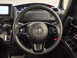 ハンドルにHondaセンシング系のクルーズコントロールやレーンキープアシストなどのスイッチと、オーディオの操作スイッチが装備されています。ハンドルから手を離さず安全に操作できます。