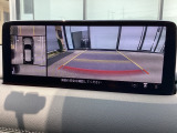 狭い場所での駐車やすれ違いなどでより的確な運転操作に役立つ360&deg;ビューモニターが装備されています。