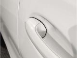 【デザインとの融合】BMWデザイナーが創り出したボディデザインを損なう事のない様に配置とデザインに拘っています。ドアノブについてもBMWの拘りに妥協はありません。