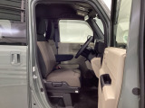 フィット感のあるシート。しっかりと支えてくれるので、長時間の運転を快適にサポートしてくれます。