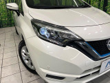 【LEDヘッドライト】悪天候や夜間走行時も良好な視界を確保し安心して運転できる高輝度LEDヘッドライトを装備!点灯速度が早く、消費電力も抑えられています。