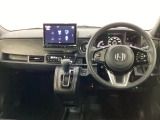 車内は光触媒抗菌消臭施工済です。スタイリッシュなデザインでスポーティなインパネ周りを演出します。グローブボックスやカップホルダーのほかにトレーなどたくさんの収納スペースが付いています。