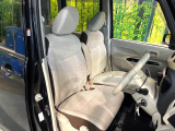 運転席まわりには十分なスペースがあり、大柄な方でもゆったり運転していただける環境です。