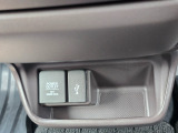 USBポート&12V電源ソケット付き。ドライブ中の充電にも対応できる便利な装備です。