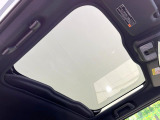 【ガラスルーフ】ガラスルーフ搭載で車内の解放感が一気にアップ!開放的なドライブをお楽しみいただけます。