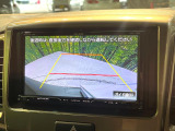 【バックカメラ】駐車時に後方がリアルタイム映像で確認できます。大型商業施設や立体駐車場での駐車時や、夜間のバック時に大活躍!運転スキルに関わらず、今や必須となった装備のひとつです!