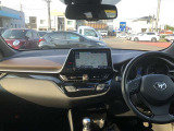 シンプルながら機能性あふれる運転席廻りです。視界性もよく、運転しやすいですよ。