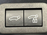 【パワーバックドア】スマートキーや運転席のボタンを押すだけでリアゲートが自動で開閉します!荷物を持っている時や、高い位置にあるバックドアを閉める際に便利な機能です♪