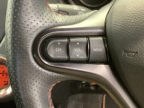 ステアリングにオーディオ操作スイッチが付いています。オーディオ画面に直接タッチしなくても操作が出来ますので、運転に集中できます。