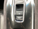 電子パーキングブレーキ、ブレーキホールド搭載!パーキングブレーキは手動で解除スムーズな発進が可能。ブレーキホールドは停車中に、ブレーキペダルを踏み続けなくても、自動的にブレーキを保持する機能です。