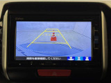 バックモニター付きです。車の後方に小型カメラが付いており、バックする際の後方の様子をモニター上に表示します。